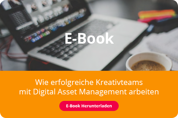 Banner eines E-Book, es zeigt einen Laptop neben einer Kaffeetasse auf einem Schreibtisch.