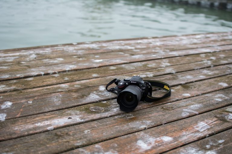 Eine Nikon-Kamera liegt auf einem Steg.