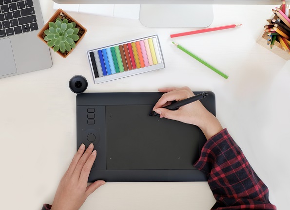 Eine Abbildung eines Designers, der auf einem digitalen Pad zeichnet.