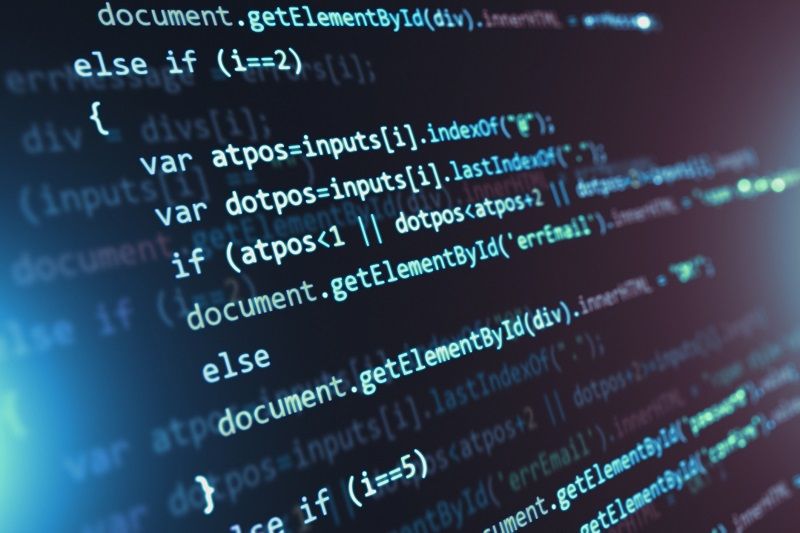 Auf einem Computerbildschirm wird der HTML-Code einer Datei im Dokument-Dateityp HTML angezeigt.