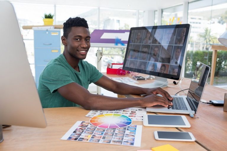 Ein junger Mann arbeitet für ein Designprojekt mit dem EPS-Bildformat.