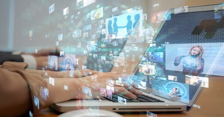 Oberhalb eines Laptops werden die Inhalte einer Videodatenbank als Hologramme projiziert.