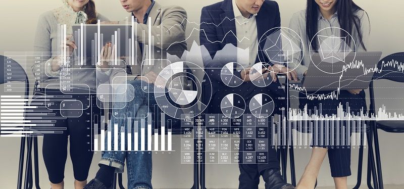 Eine Gruppe von Mitarbeitern, die digital arbeiten.