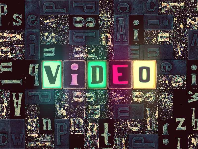 Aus vielen Kacheln mit Buchstaben setzt sich das Wort ‘Video’ zusammen.