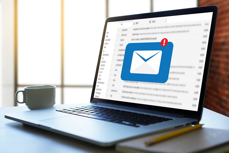 Ein Laptop, der zum Versenden von E-Mails verwendet wird.