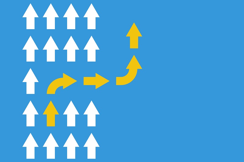 White arrows grouped and a yellow arrow leaving the pack.